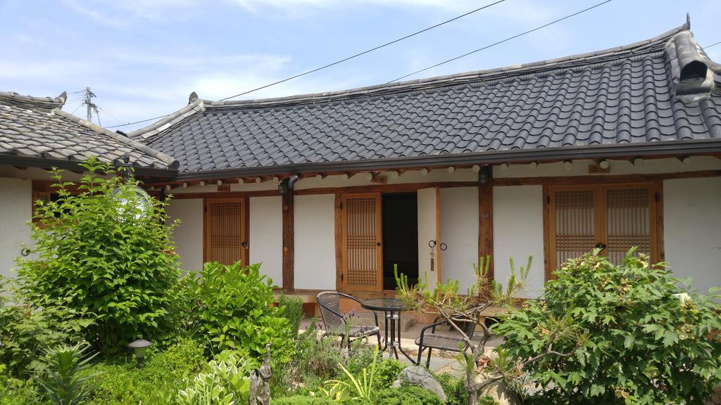 Floral Space Hanok Guesthouse Gyeongju Exterior photo