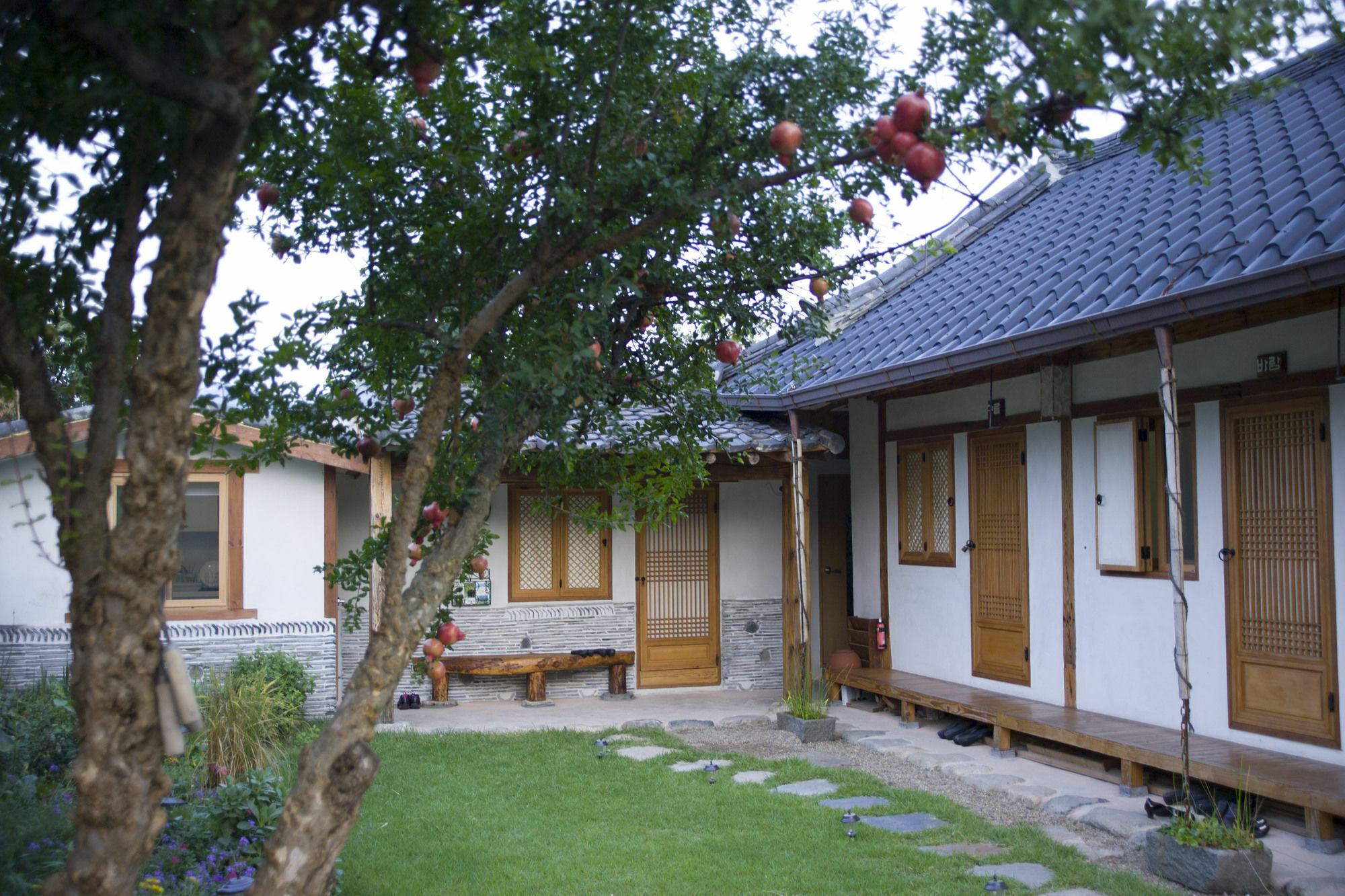 Floral Space Hanok Guesthouse Gyeongju Exterior photo
